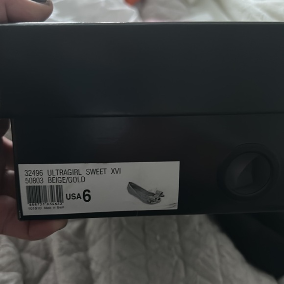 Women's size 6 Melissa Ultragirl Sweet XVI in Beige/Gold New in box - Picture 6 of 9